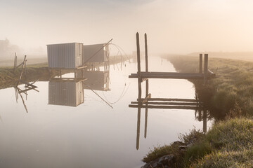 Lever du soleil sur les p&ecirc;cheries du marais breton &agrave; Bouin en Vend&eacute;e