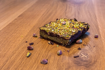 domowa czekolada dubajska z chrupiącym ciastem kadayif, kremem pistacjowym i gorzką czekoladą. Wiralowa czekolada robiona w własnoręcznie smakuje jeszcze lepiej.