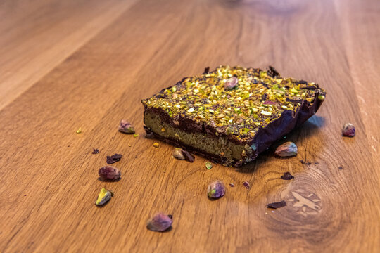 domowa czekolada dubajska z chrupiącym ciastem kadayif, kremem pistacjowym i gorzką czekoladą. Wiralowa czekolada robiona w własnoręcznie smakuje jeszcze lepiej.