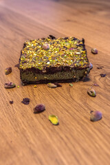 domowa czekolada dubajska z chrupiącym ciastem kadayif, kremem pistacjowym i gorzką czekoladą. Wiralowa czekolada robiona w własnoręcznie smakuje jeszcze lepiej.