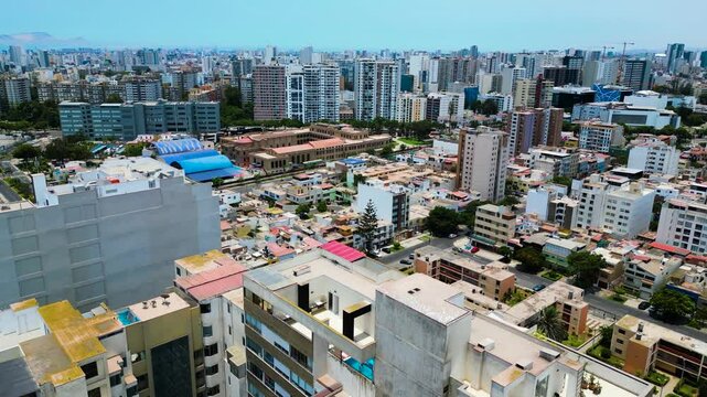 Distrito de Lince en Lima, Peru durante un d&iacute;a soleado de verano con el cielo azul y despejado