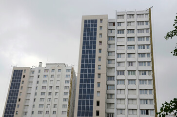 panneaux solaires sur immeuble, quartier du centre ville, Choisy le Roi, région Ile de France, 94,...