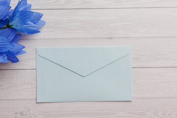 机に置かれた水色の封筒