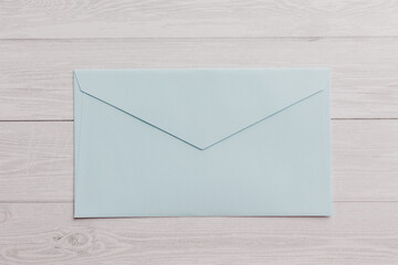机に置かれた水色の封筒