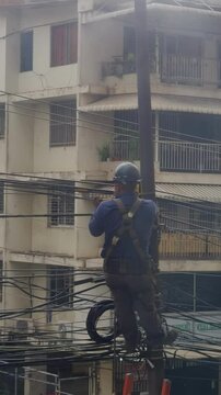 Un trabajador de la compa&ntilde;&iacute;a el&eacute;ctrica chuquea los cables de un poste de luz en una inspecci&oacute;n de rutina