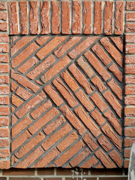 Masonry pilaster strips with relief. The brickwork stands out with its relief-like, diagonally patterned pilaster, adding a decorative touch and unique character to the historic building facade
