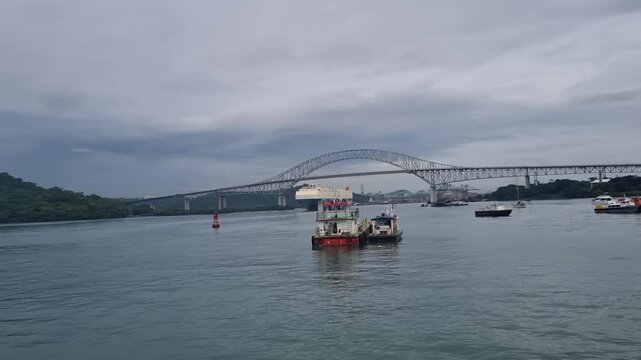  Partiendo desde el muelle de amador con el Puente de Las Am&eacute;ricas de fondo.