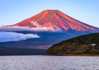 山中湖から赤富士