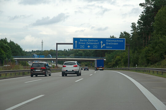 Autobahntafel; Autobahn A115, Kreuz Zehlendorf, Ausfahrt Kleinmachnow, Dreilinden in Richtung Berlin-Zentrum