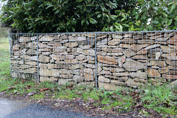 Muret en gabions dans le jardin