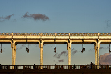 Bir-Hakeim bridge, frontal image of the Parisian bridge at sunset.