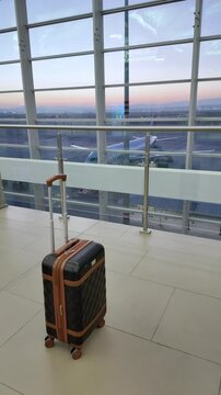 Maleta de viaje en la sala de espera de un aeropuerto, Aeropuerto Felipe &aacute;ngeles, viajes y turismo