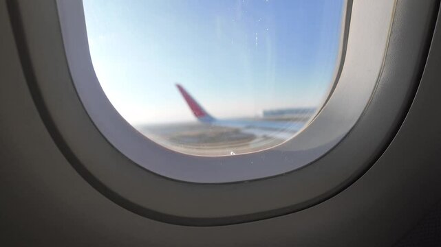 Vista de la ventana de un avi&oacute;n de pasajeros, despegue y aterrizaje de un avi&oacute;n comercial