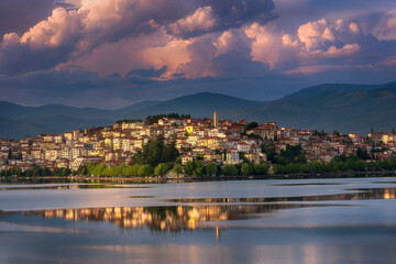 Obraz premium night view of the city of Kastoria