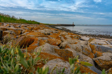 Mole am Leuchtturm an der Nordsee