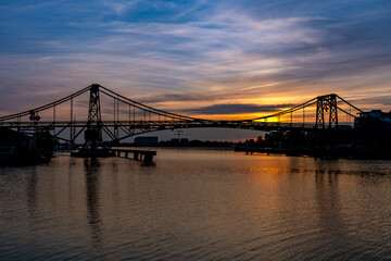 Obraz premium Sonnenuntergang hinter der Kaiser-Wilhelm-Brücke 