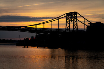 Die Kaiser-Wilhelm-Br&uuml;cke im Gegenlicht