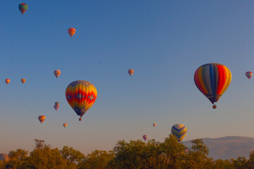 Obraz premium Hot air balloons over the Teotihuacan pyramids, Mexico