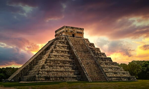 Chichen Itz&aacute;, Yucat&aacute;n. Mayan pyramid of Kukulcan El Castillo at sunset