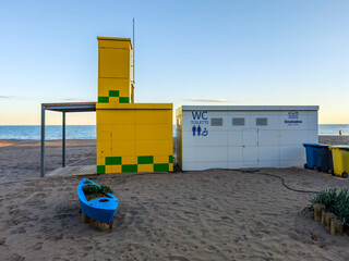 Casetas de servicios en la playa de Benalmádena