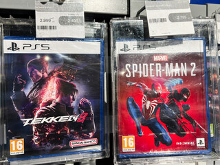 Naklejka premium Kyiv, Ukraine - February 09, 2025: Display of PlayStation 5 game covers for Tekken 8 and Spider Man 2