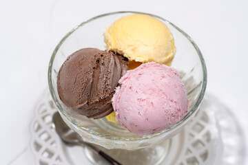 カラフルな3色のアイスクリームが並ぶ爽やかなデザートのアップ