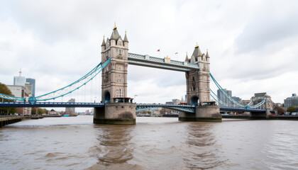 Obraz premium Tower Bridge over River Thames on a cloudy day