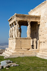 Obraz premium Caryatid women pillars on the Erechtheion in Athens, Greece.