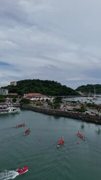 Remeros en la Calzada de Amador, Panam&aacute;: impresionante vista a&eacute;rea de la competencia anual en un escenario espectacular.