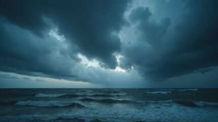 Obraz premium Dark Clouds Over Ocean Waves at Dusk with Moody Atmosphere