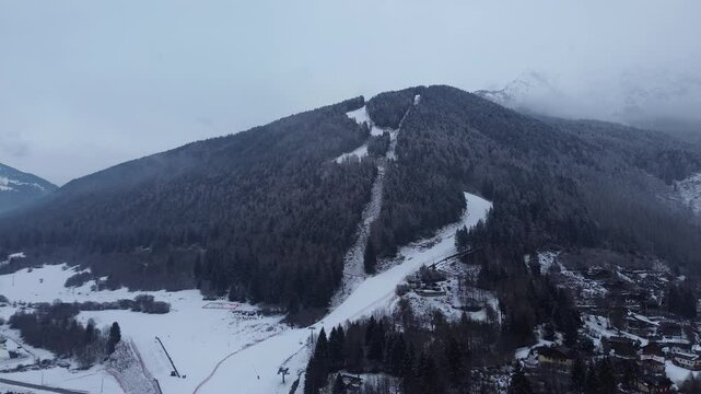 La sensaci&oacute;n de ver por primera vez la nieve en las monta&ntilde;as es una cosa espectacular. M&aacute;s si lo miro a trav&eacute;s de un drone, estas son las ventajas de ser filmmaker aventurero que esqu&iacute;a hace snowboard