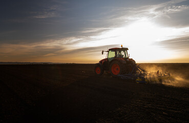 Obraz premium Tractor preparing the land for a new crop planting