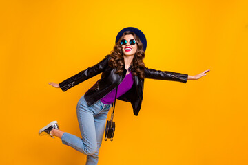 Obraz premium Photo of funny lady spread hands calling taxi auto wear casual stylish outfit isolated yellow color background