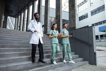 Obraz premium Doctors colleagues on the steps going from the rehabilitation center