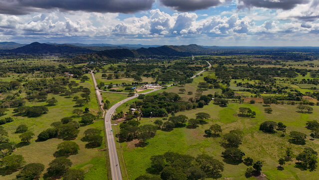 Foto a&eacute;rea que muestra las planicies y fincas de ganado que caracterizan el departamento de C&oacute;rdoba en Colombia