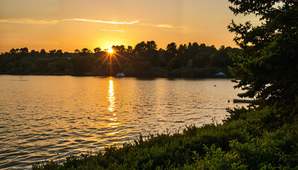 Le coucher du soleil sur le lac
