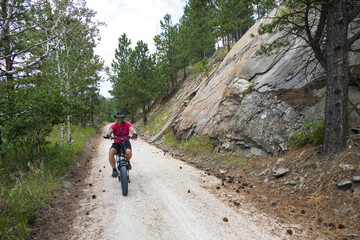 Obraz premium Man with e-bike on the George S. Mickelson Trail, South Dakota