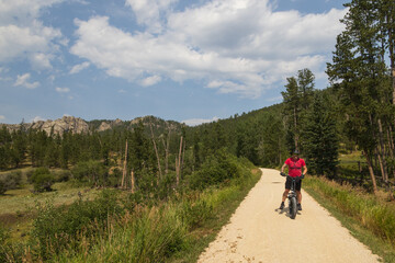 Obraz premium Man with e-bike on the George S. Mickelson Trail, South Dakota