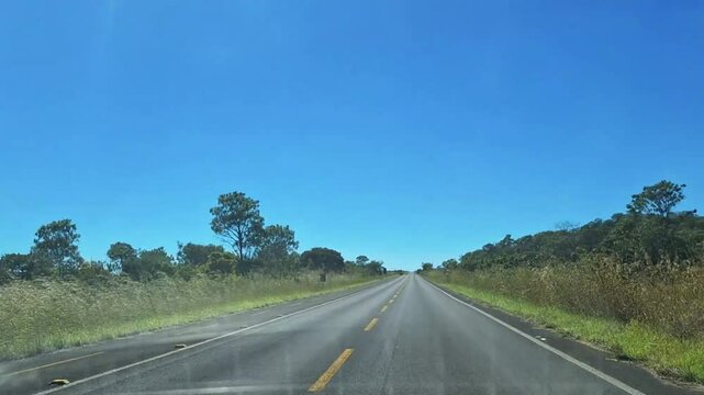 Time lapse dirigindo em estrada no povoado de S&atilde;o Jorge, cidade de Alto Paraiso de Goi&aacute;s, Estado de Goias, regi&atilde;o da chapada dos Veadeiros