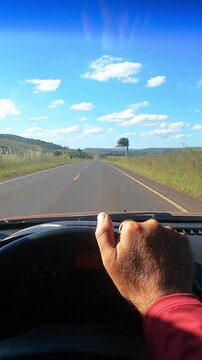 Dirigindo por estrada asfaltada no povoado de S&atilde;o Jorge, cidade de Alto Paraiso de Goi&aacute;s, Estado de Goi&aacute;s, regi&atilde;o da chapada dos Veadeiros