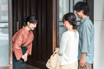 老舗の温泉旅館・高級旅館・宿坊で観光客に接客する仲居さん・女将さん
