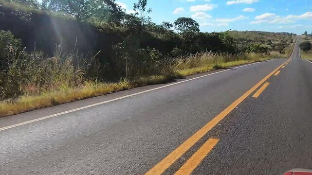 Dirigindo por estrada asfaltada no povoado de S&atilde;o Jorge, cidade de Alto Paraiso de Goi&aacute;s, Estado de Goi&aacute;s, regi&atilde;o da chapada dos Veadeiros