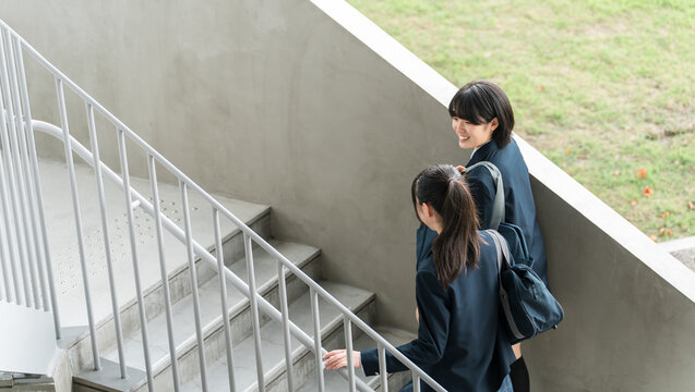 登校・下校・通学する小学生・中学生・高校生（階段）
