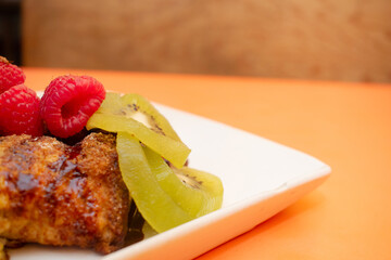 Plano a detalle horizontal de un lato de pan frances con chocolate y frutos rojos © Paul