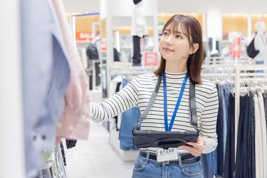 アパレル店で働く女性　(プロパティリリース取得済み)