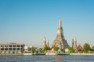 Naklejka premium Wat Arun Buddhist temple on the bank of the Chao Phraya River early morning. Best known of Thailand's landmarks in Bangkok