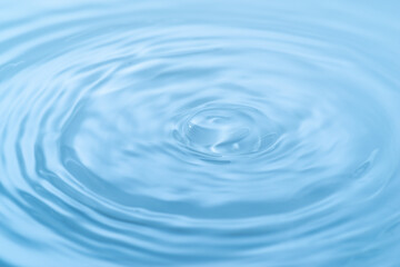 美しい水面の波紋	