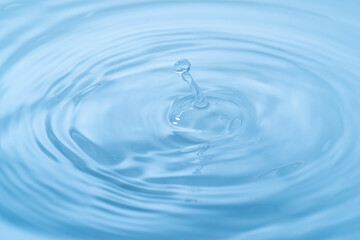 美しい水面の波紋	