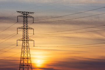 夕日と送電鉄塔