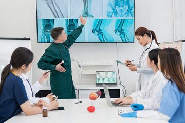 Obraz premium Male and female doctors are having a meeting in a hospital room.